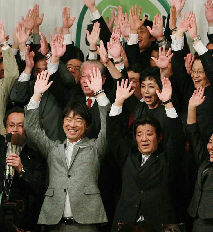 Hashimoto Tōru (front row, left) and Matsui Ichirō (front row, right) celebrate the news that they are expected to be elected as Osaka mayor and governor, respectively, on November 27, 2011. (© Jiji)
