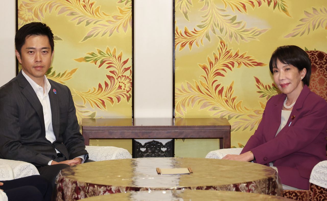 Nippon Ishin no Kai leader Yoshimura Hirofumi (left) talks with Liberal Democratic Party leader Takaichi Sanae on October 15, 2025. (© Jiji)