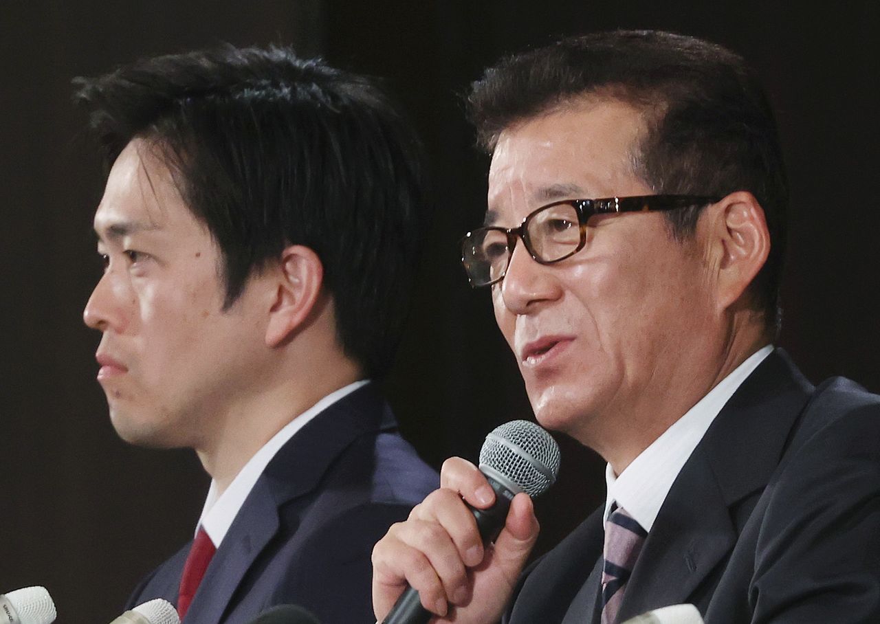 Mayor Matsui (right) and Governor Yoshimura hold a press conference after the second referendum rejecting the plan to turn Osaka into a metropolis on November 1, 2020. (© Jiji)