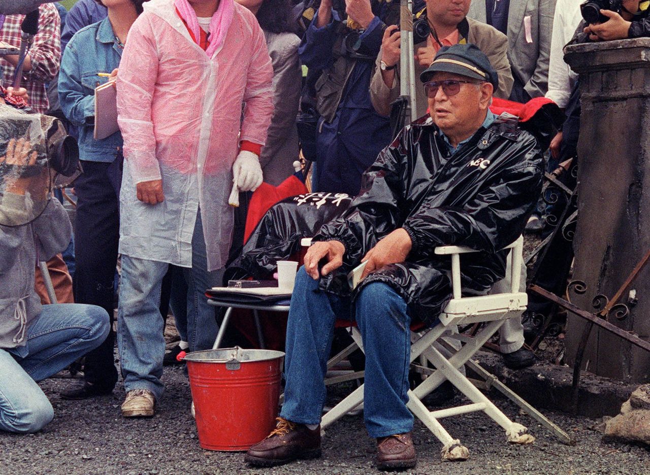 Film director Kurosawa Akira on set. (© Jiji)