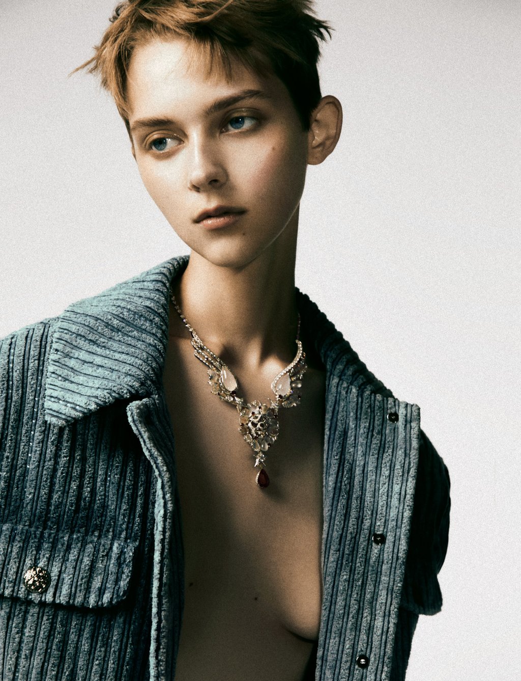 Outfit and high jewellery: Chanel