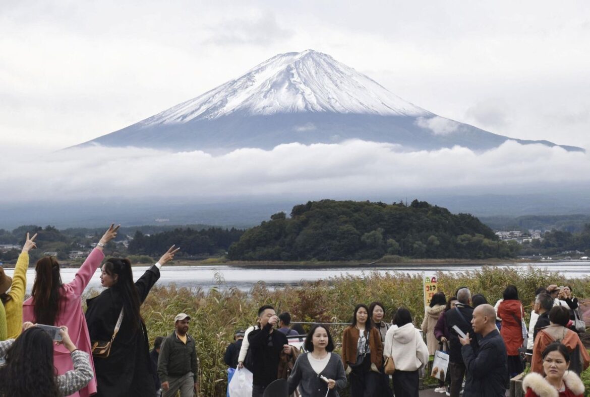 Mt Fuji gets season’s first snowcap, 21 days later than usual Mt Fuji gets season's first snowcap, 21 days later than usual