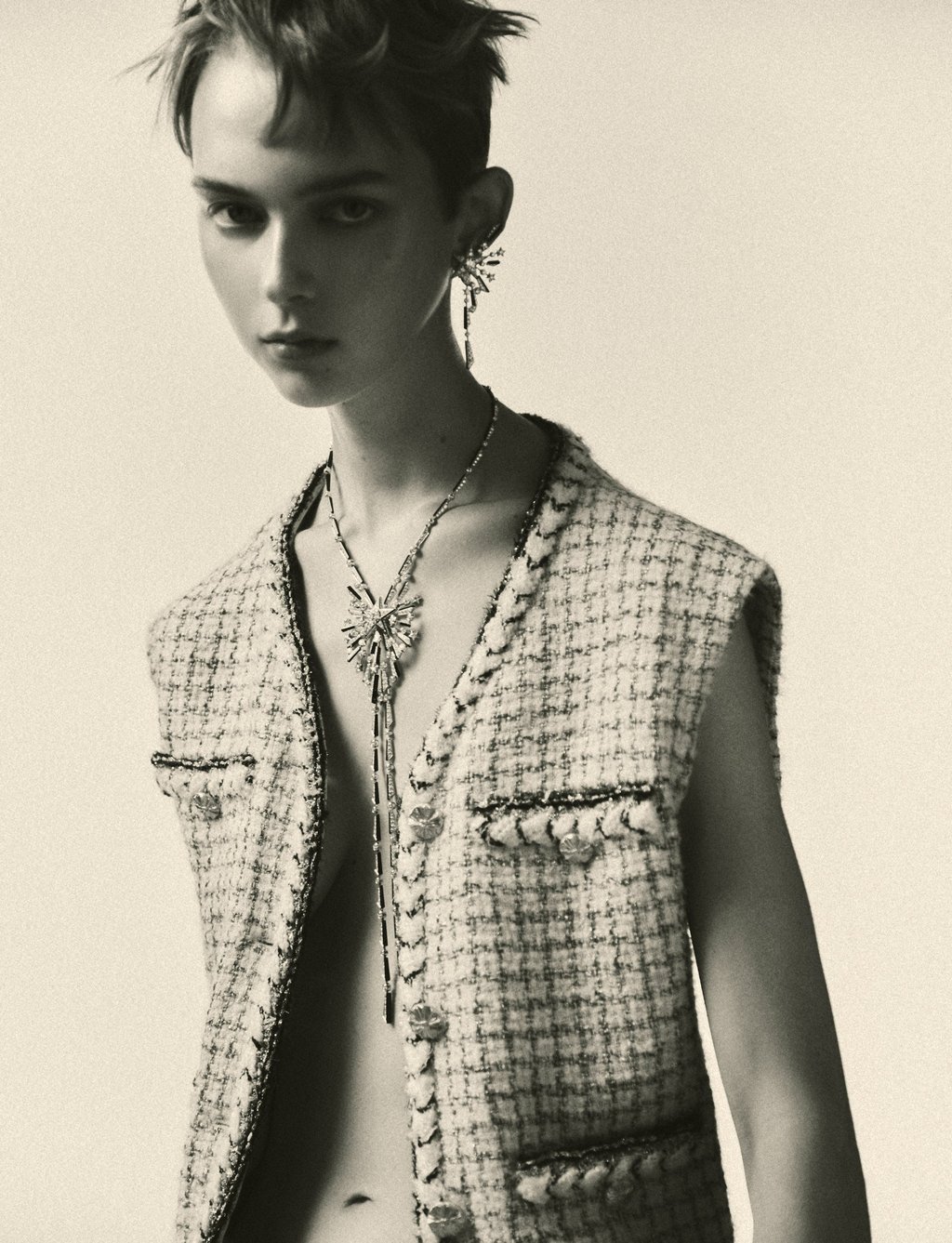 Outfit and high jewellery: Chanel