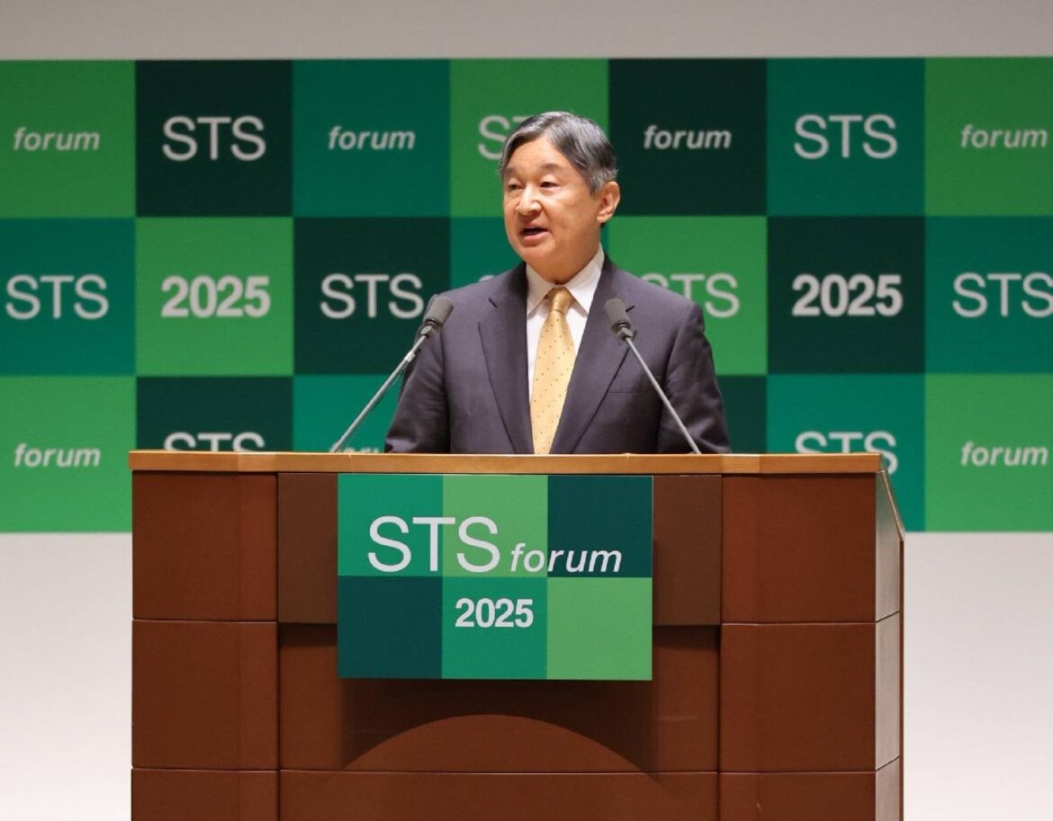 Emperor makes speech in English at international forum in Kyoto