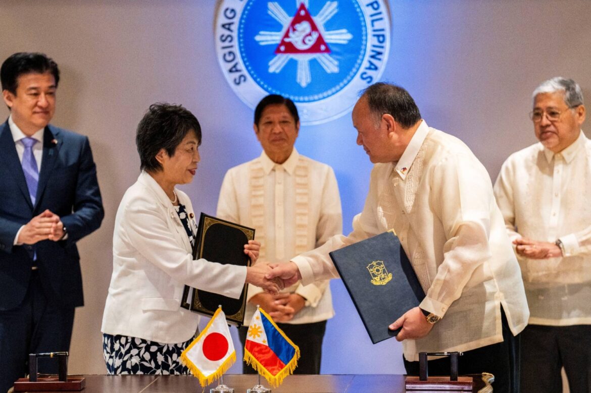 Tokyo, Manila apply visiting-forces pact for first time to supply relief goods Tokyo, Manila apply visiting-forces pact for first time to supply relief goods