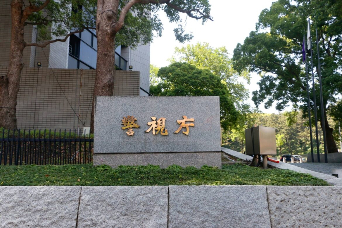 Man with knife arrested near U.S. Embassy in Tokyo after police officer injured Man with knife arrested near U.S. Embassy in Tokyo after police officer injured