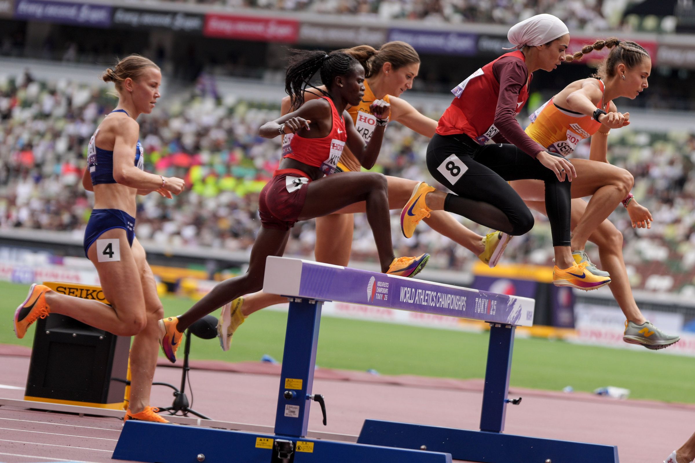 Marta Serrano (right) at the World Athletics Championships Tokyo 25