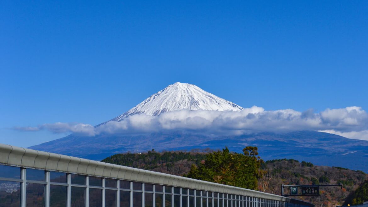Mount Fuji sees its first snow, 15 days earlier than last year Mount Fuji sees its first snow, 15 days earlier than last year