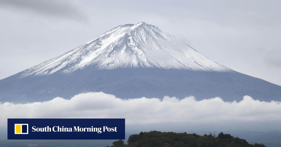 First snowfall on Japan’s Mount Fuji this winter, 21 days later than usual First snowfall on Japan’s Mount Fuji this winter, 21 days later than usual