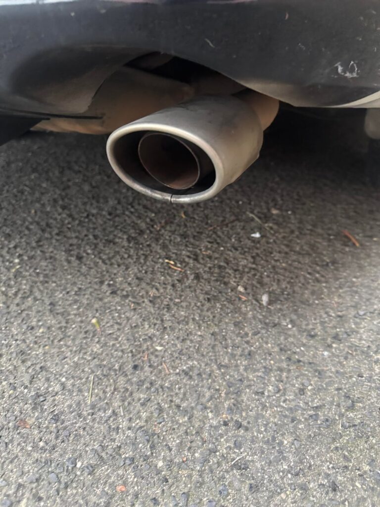 I’m a bit of a car noob, is my exhaust meant to look this way? (2008 Mitsubishi Lancer)