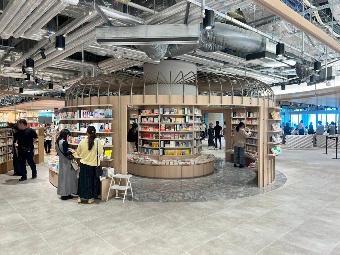Bunkitsu Tokyo: New, Sprawling Bookstore Cafe Is a Wonderland of Relaxation Bunkitsu Book Loop - circle of books centered around a vent