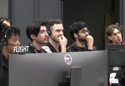 Ángel Milagro, en el centro, en la unidad de control de Tokio durante los momentos previos al alunizaje de la primera misión lunar de ispace, en 2023.