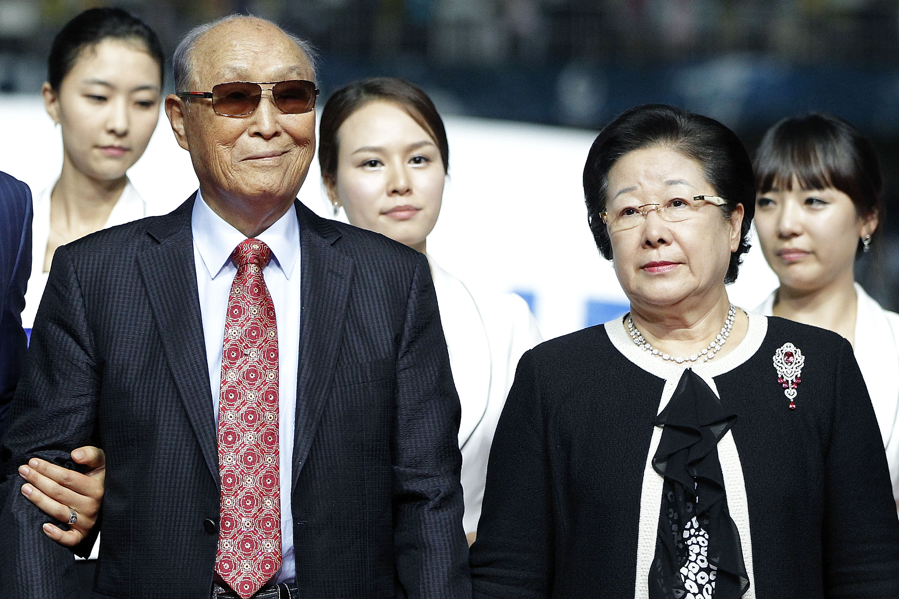 SUWON, SOUTH KOREA - JULY 22:  Reverend Moon Sun Myung (L), founder of the Unification Church, and his wife Han Hak Ja attend the ceremony after the Peace Cup final match between Hamburger SV and Seongnam Ilhwa Chunma at Suwon World Cup Stadium on July 22, 2012 in Suwon, South Korea.  (Photo by Kiyoshi Ota/Getty Images)