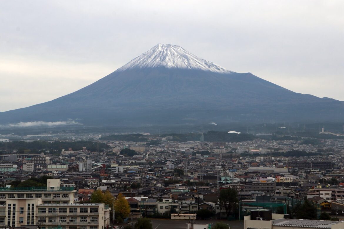 [PHOTOS] Japan's Mount Fuji Receives First Snow of the 2025-26 Season as First Japanese Ski Resort Opens