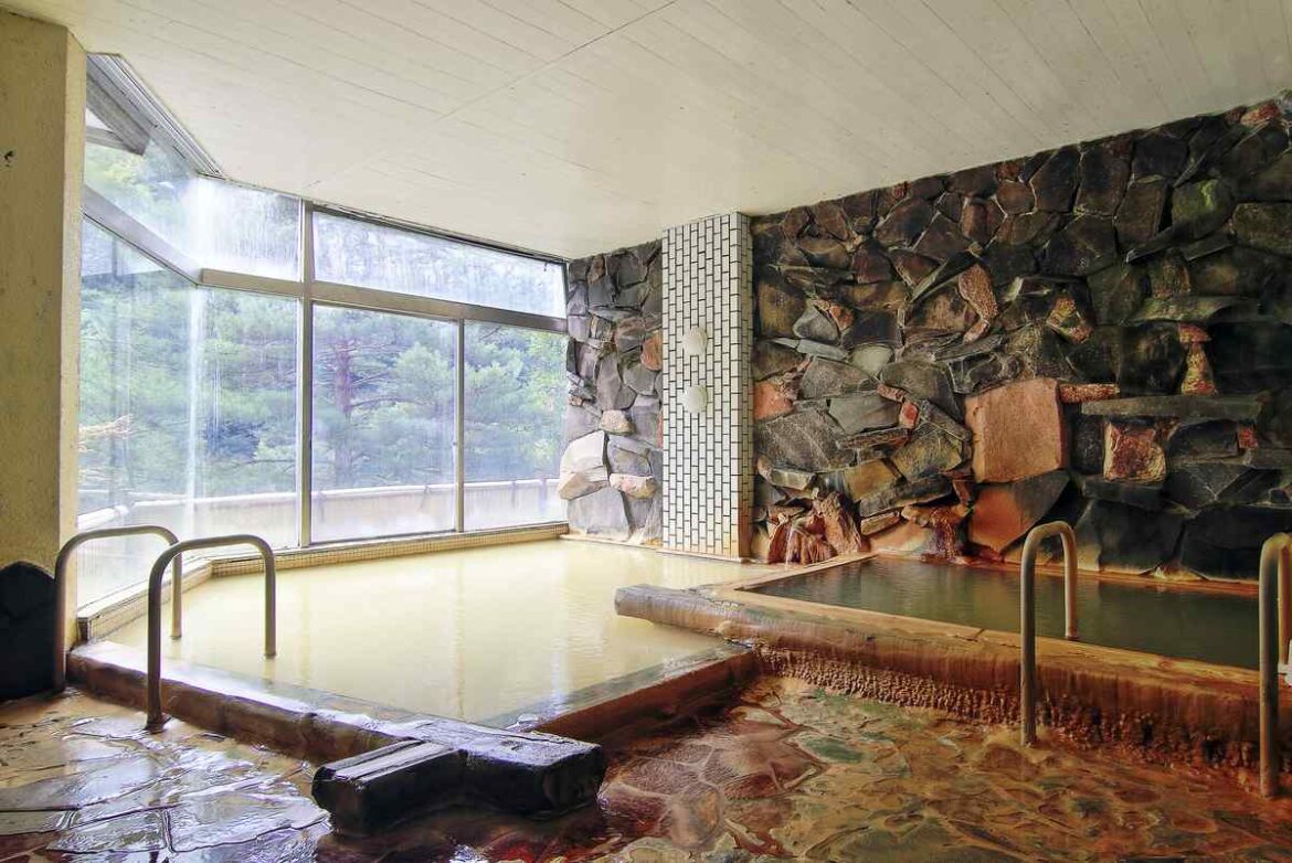 Japan Tourism / Visitors Relax in Radium Hot Springs Baths at Masutomi Onsen in Yamanashi Pref., Refresh in Natural Surroundings Japan Tourism / Visitors Relax in Radium Hot Springs Baths at Masutomi Onsen in Yamanashi Pref., Refresh in Natural Surroundings