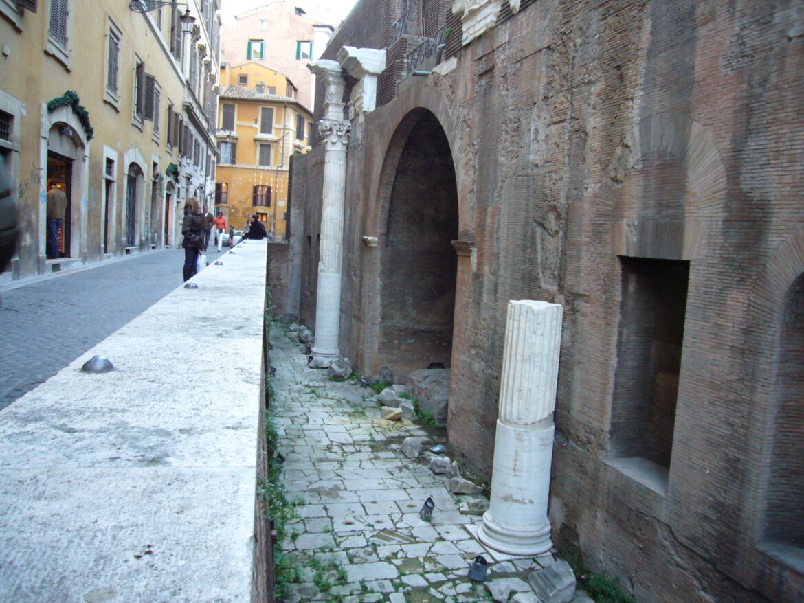 Japanese tourist dies after falling from Pantheon parapet in Rome parallax background