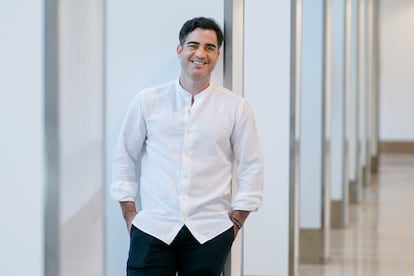 El ingeniero espacial Ángel Milagro posa en el aeropuerto de Barajas en Madrid