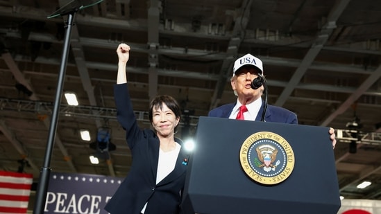 Trump speaks to U.S. Navy sailors, as Japanese Prime Minister Sanae Takaichi gestures, aboard the aircraft carrier USS George Washington, during a visit to U.S. Navy's Yokosuka base in Yokosuka, Japan, October 28, 2025. REUTERS/Evelyn Hockstein(REUTERS)