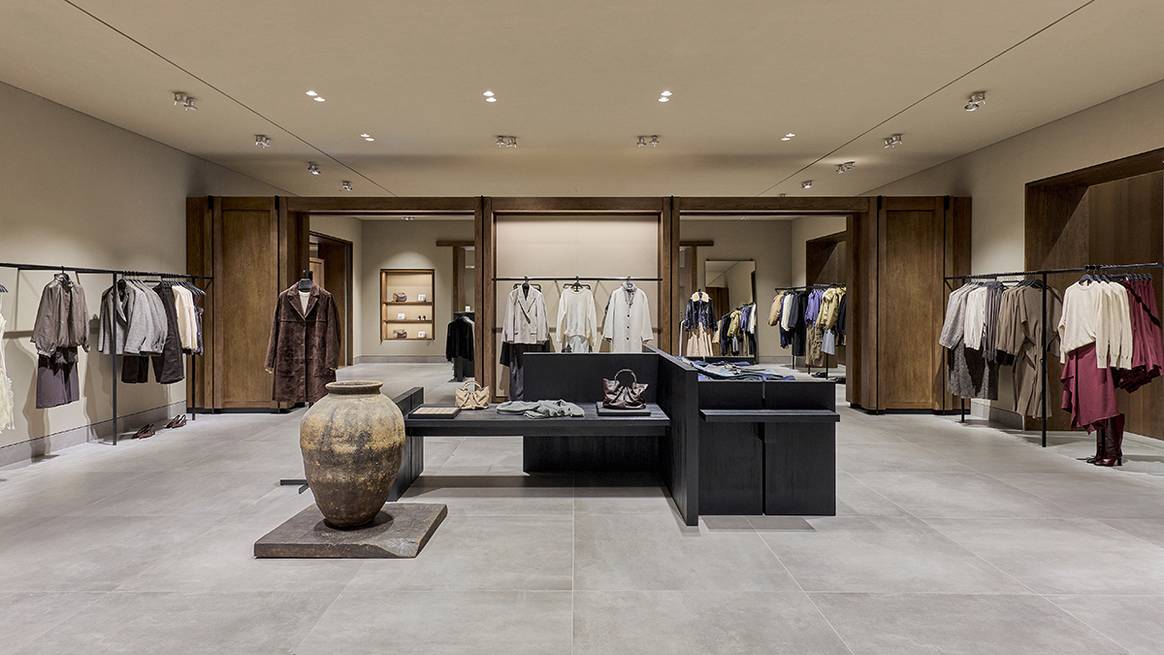 Tienda de Zara en el 1-9-1 Shinsaibashi del distrito Chūō-ku de Osaka (Japón). Tienda de Zara en el 1-9-1 Shinsaibashi del distrito Chūō-ku de Osaka (Japón).