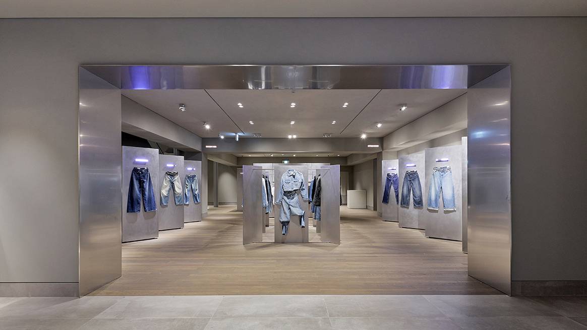 Tienda de Zara en el 1-9-1 Shinsaibashi del distrito Chūō-ku de Osaka (Japón). Tienda de Zara en el 1-9-1 Shinsaibashi del distrito Chūō-ku de Osaka (Japón).