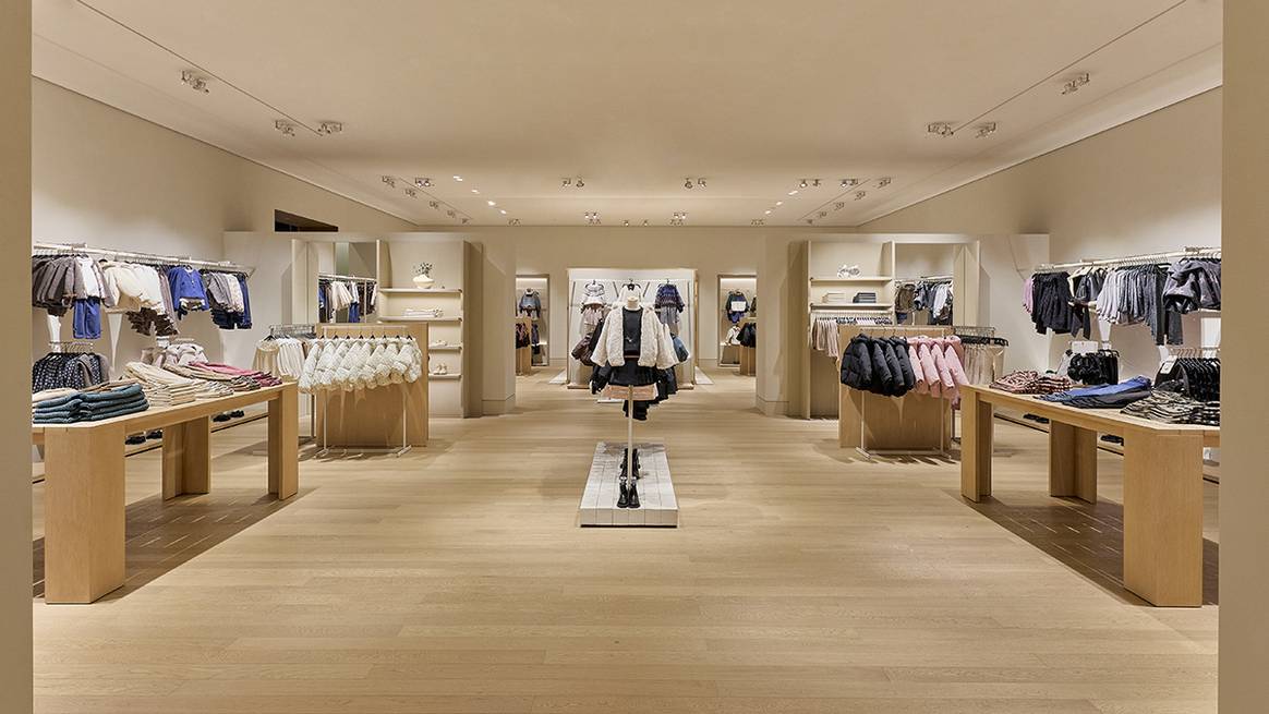 Tienda de Zara en el 1-9-1 Shinsaibashi del distrito Chūō-ku de Osaka (Japón). Tienda de Zara en el 1-9-1 Shinsaibashi del distrito Chūō-ku de Osaka (Japón).