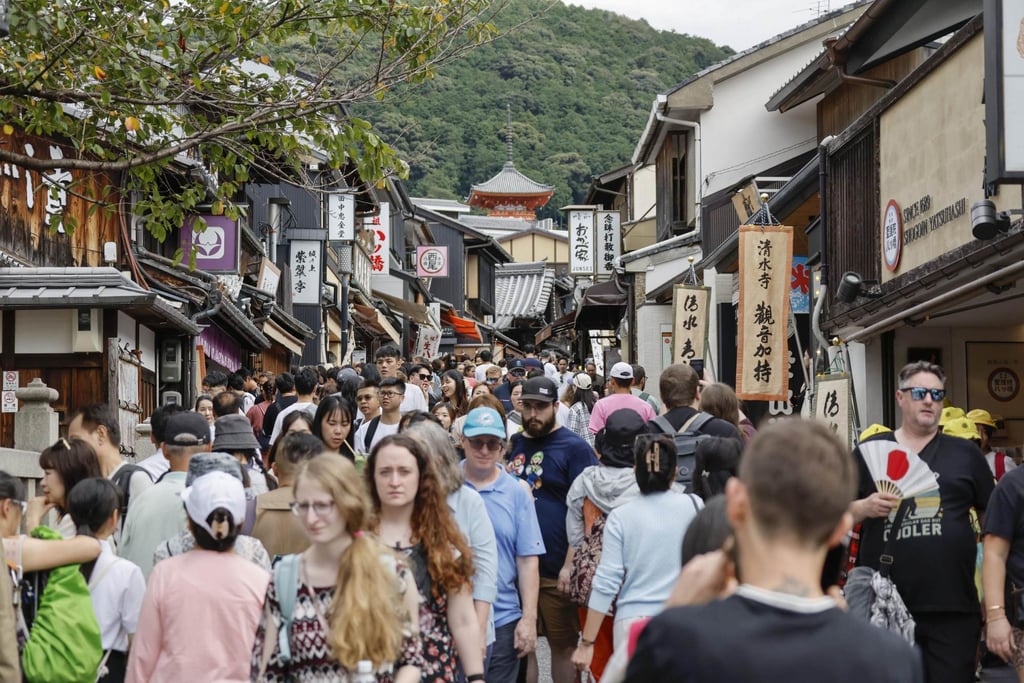 Foreign tourists pack Kiyomizuzaka near Kiyomizu temple in Kyoto, western Japan, on October 15. Photo: Kyodo