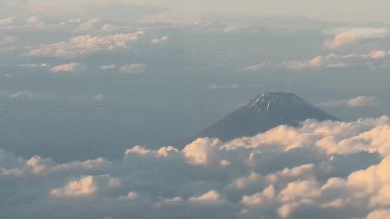 Air Force One Flies by Mount Fuji as Trump Arrives in Japan Yahoo news home