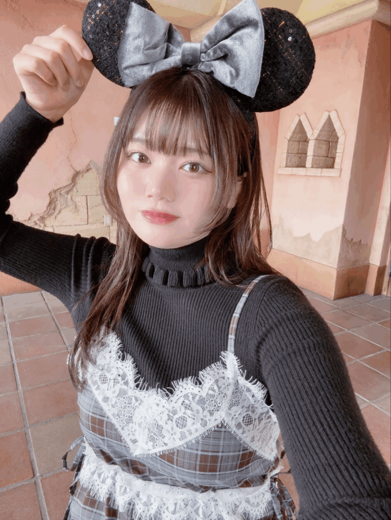 Ninomiya Yui at Disney(  ˙༥˙  )