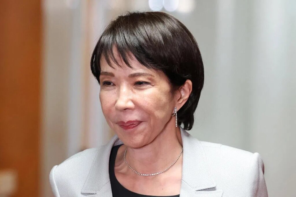 Japan PM hopeful avoids war shrine visit amid political wrangle Japan PM hopeful avoids war shrine visit amid political wrangle