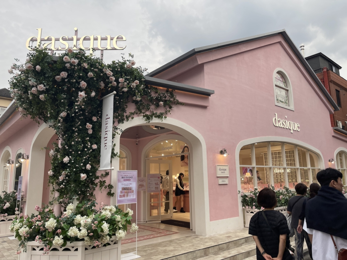 Dasique's flagship outlet in Shin-Okubo, Tokyo