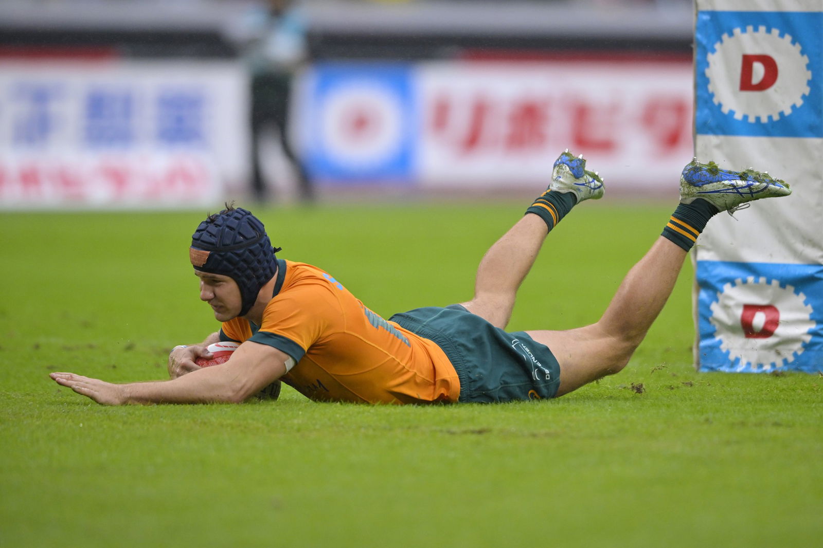 Josh Flook scores for the Wallabies.
