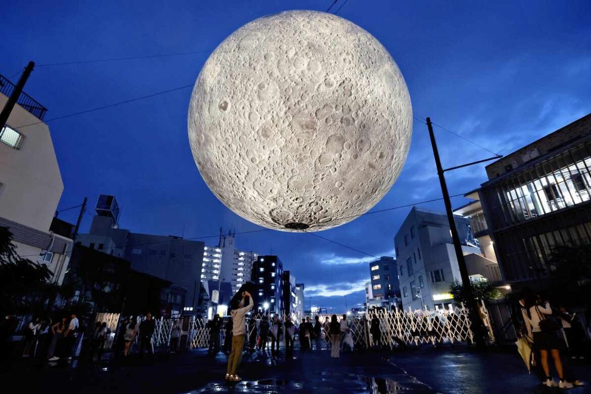 Full Moon Event Held Around Tokyo’s Shimokitazawa Station Full Moon Event Held Around Tokyo’s Shimokitazawa Station