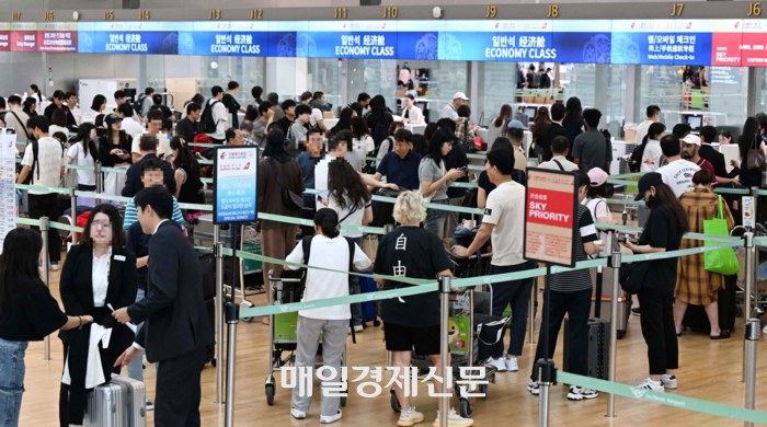Incheon International Airport is crowded with an increasing number of overseas travelers ahead of the Chuseok holiday [Maegyeong DB]