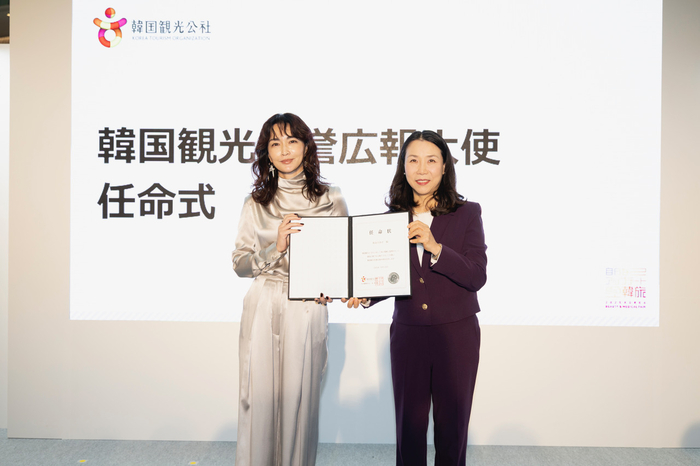 Kyoko Hasegawa (left) who was appointed as an honorary ambassador for Korean tourism at the K-Beauty & Medical Fair / Photo = Korea Tourism Organization