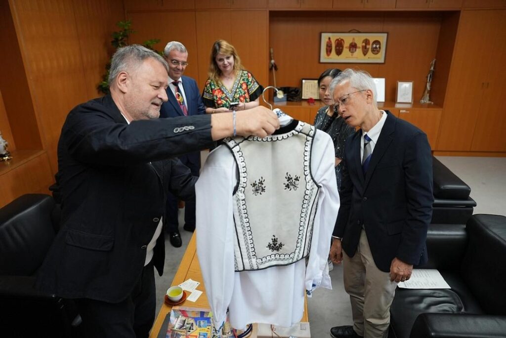 Romanian Pavilion donates traditional folk costume pieces to Japan’s National Museum of Ethnology in Osaka