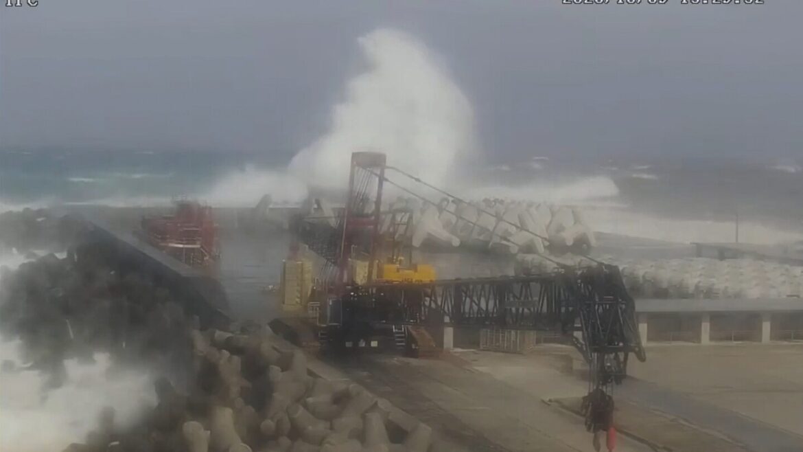 Typhoon hits Japanese islands south of Tokyo