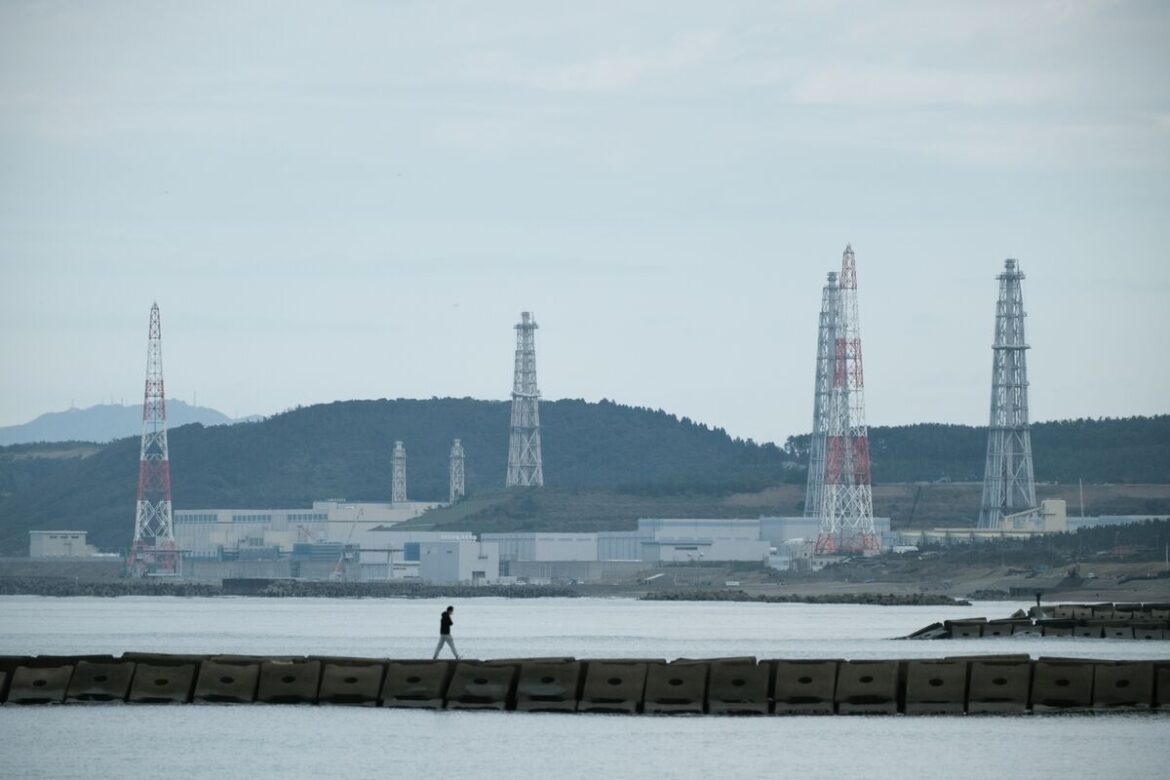 Japan Governor’s Visit to Nuclear Reactor Raises Restart Hopes Japan Governor’s Visit to Nuclear Reactor Raises Restart Hopes