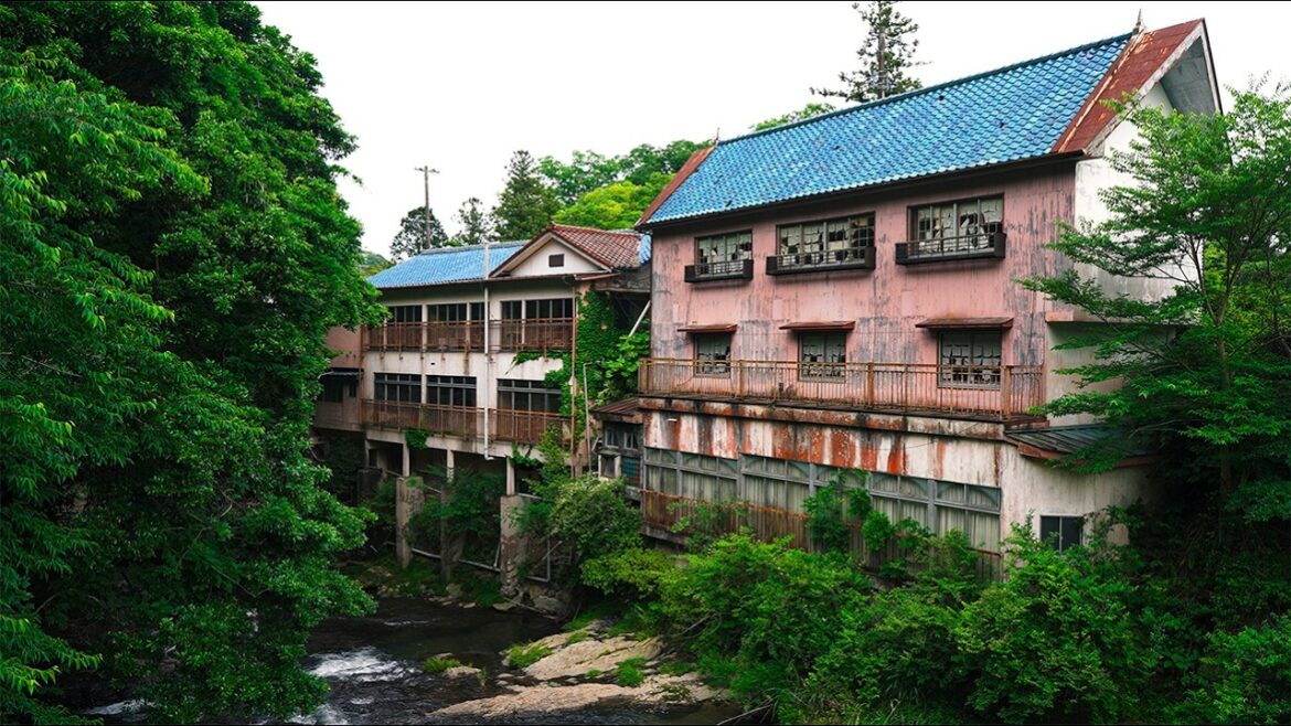 Once Japan’s Largest Hot Spring Retreat, Now an Empty Town of Abandoned Inns | Sakakibara Onsen Once Japan’s Largest Hot Spring Retreat, Now an Empty Town of Abandoned Inns | Sakakibara Onsen