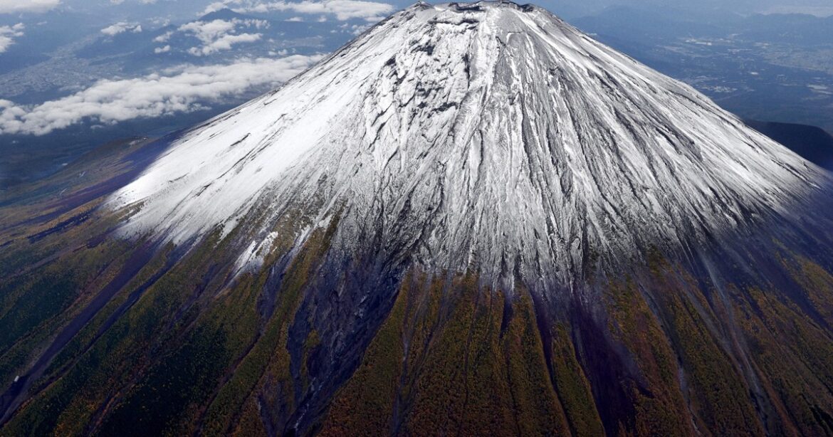 Easy Japanese news in translation: Mount Fuji gets its first snowcap of the season Easy Japanese news in translation: Mount Fuji gets its first snowcap of the season