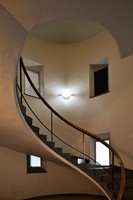 A spiral staircase with smooth curves is seen at the center of the round library on Kansai University's Senriyama Campus in Suita, Osaka Prefecture, Aug. 29, 2025. (Mainichi/Tsutomu Koseki)
