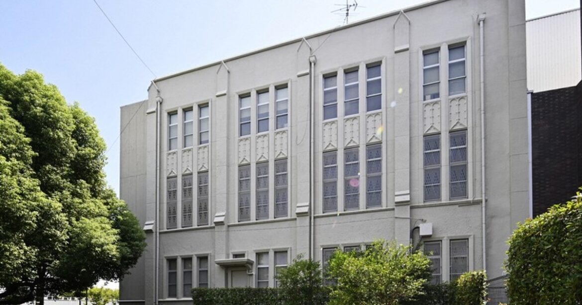 Retro Japan in Photos: Univ. library in Osaka Pref. made up of Gothic, modernist sections