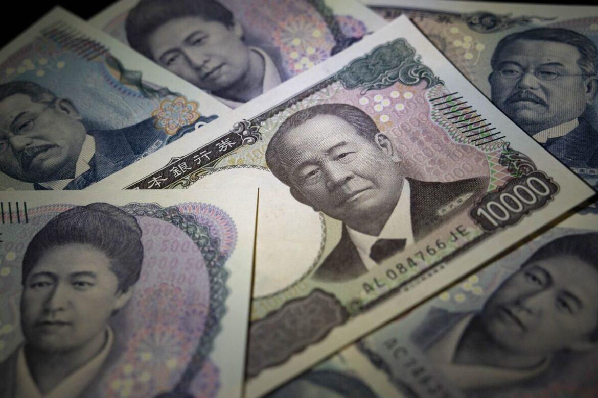 Japan’s Slumping Currency Intensifies Debate Over Intervention