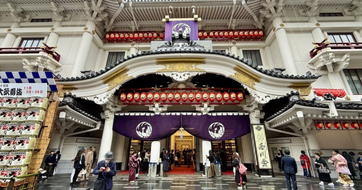 Tokyo’s Kabuki-za Theater curry has a photo that looks deceptive but it’s a star performer