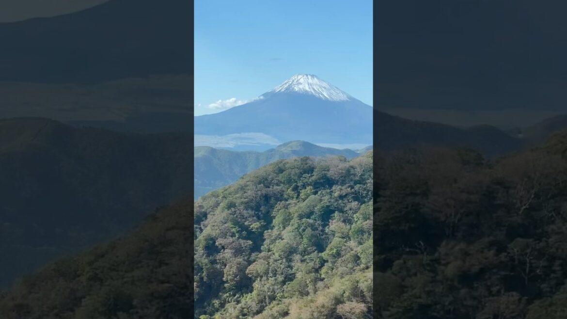 A rare glimpse of Mt Fuji + Lake Ashi on a sunny day (Ashinoko - Hakone, Japan)