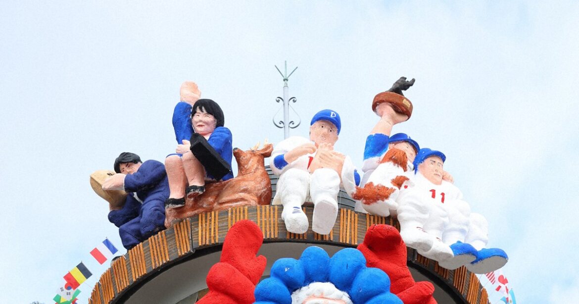 Easy Japanese news in translation: Osaka Expo mascot Santa doll displayed in Kobe Easy Japanese news in translation: Osaka Expo mascot Santa doll displayed in Kobe