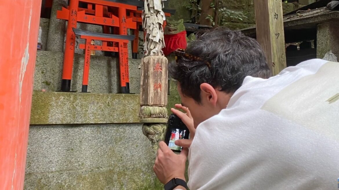 Hidden in plain sight : the altars of Fushimi Inari-taisha (Kyoto)
