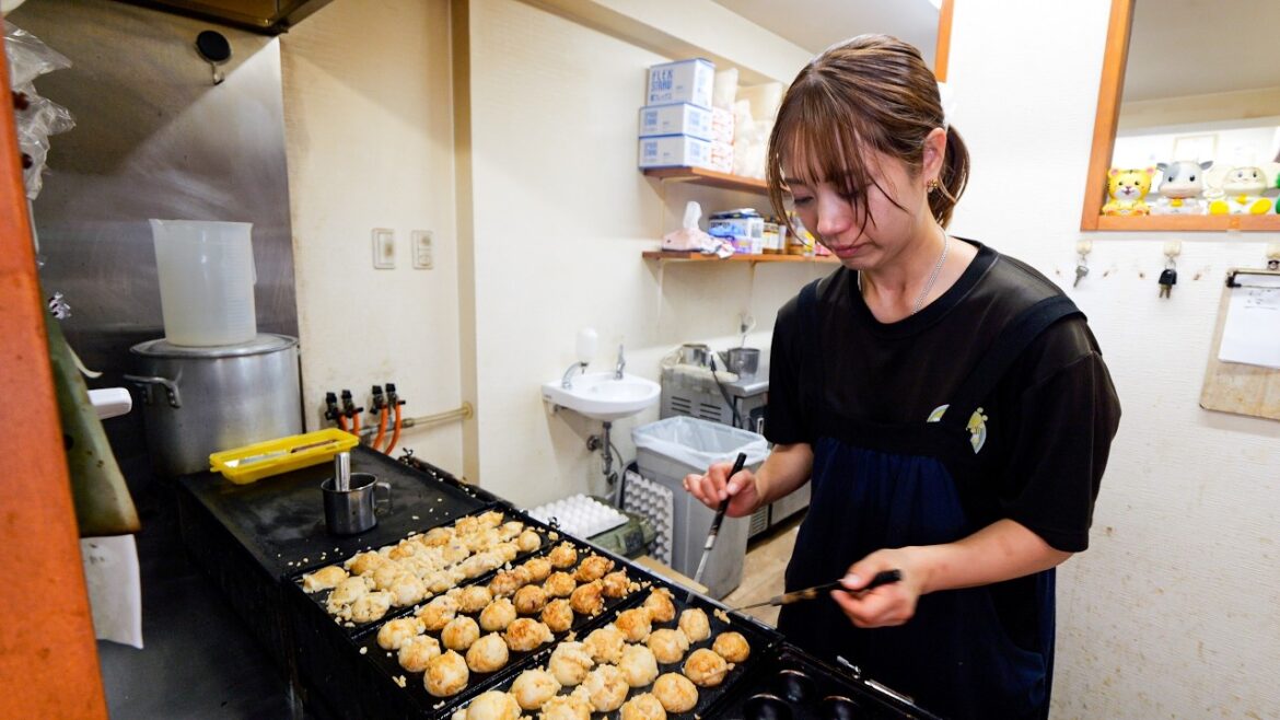【１日１２００個】美人親子が作る絶品のたこ焼きに常連が殺到！
