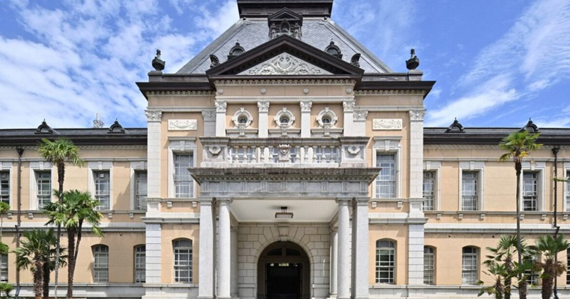Retro Japan in Photos: Ex-main building of Kyoto Pref. Gov't standing stately since 1904