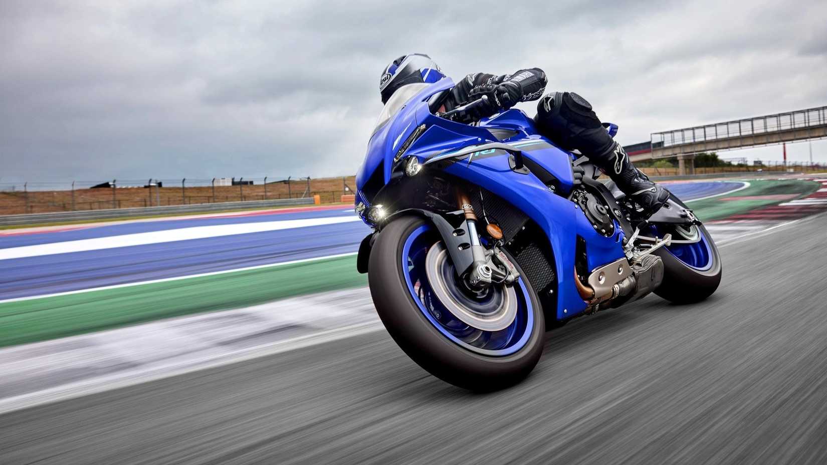 2025 Yamaha YZF-R1 Leaning
