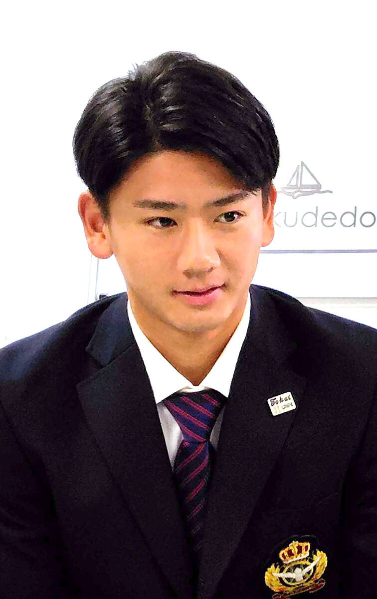 Tokai University's Otsuka, the third draft pick, received a greeting from Nippon-Ham